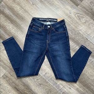 Stretch denim hugs your curves
Skinny leg creates a sleek look